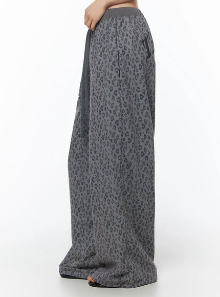 Leopard Print Wide-Leg Sweatpants IU525 Dark gray side crop shot on model showing elastic waistband drawstring and side seam profile