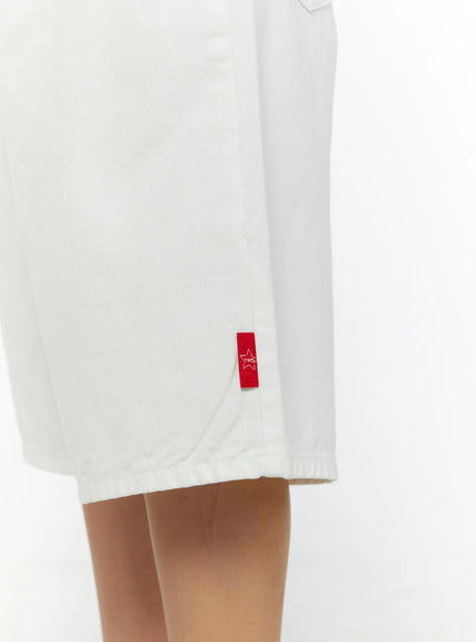 Low-Rise Cotton Shorts CU529 White close-up of red TWS star logo label at hem on side seam with ribbed elasticated cuff detail