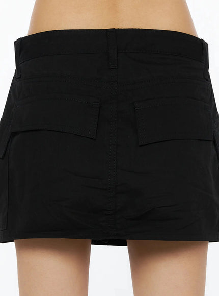 Low Rise Crinkle Cargo Skort IL509 Black close-up back detail shot on model showing two rear cargo pockets waistband seam and cotton twill texture