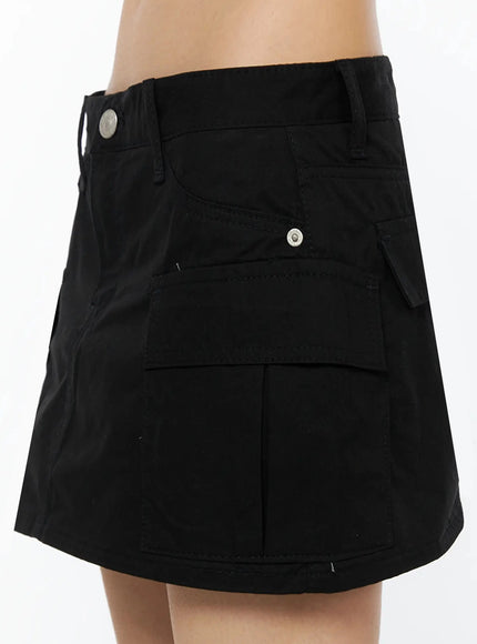 Low Rise Crinkle Cargo Skort IL509 Black close-up side detail shot on model highlighting side cargo pocket snap button belt loop and crinkle cotton fabric texture