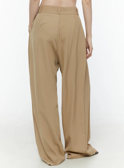Low-Rise Wide Leg Tailored Pants IL506 Beige back view on model showing smooth back panel belt loops and wide-leg silhouette with sandals