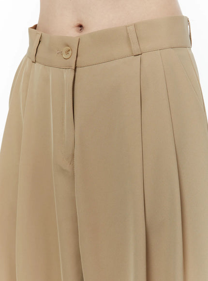 Low-Rise Wide Leg Tailored Pants IL506 Beige close-up detail of waistband button closure belt loops and deep front pleats showing fabric texture