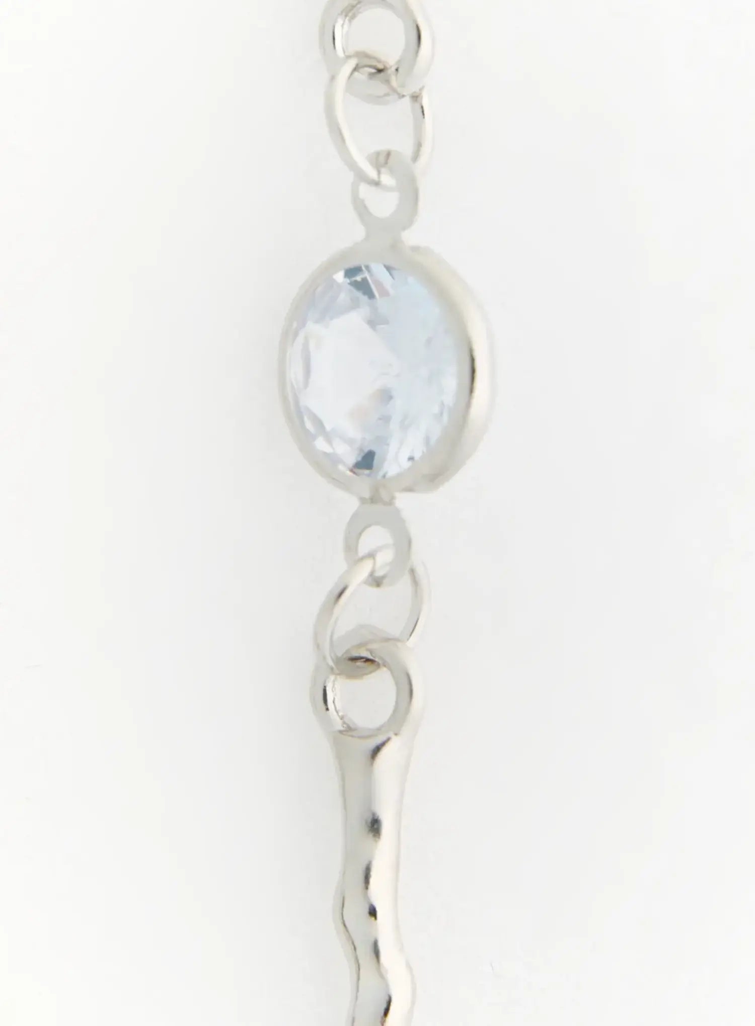 Luna Butterfly Style Necklace IL517 silver close-up detail of oval crystal gemstone bezel setting with hammered bar and link chain