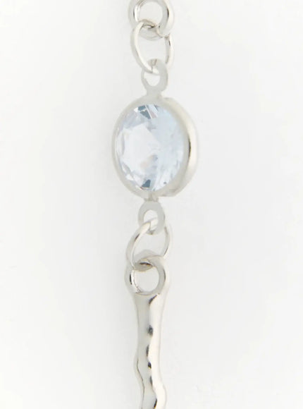 Luna Butterfly Style Necklace IL517 silver close-up detail of oval crystal gemstone bezel setting with hammered bar and link chain
