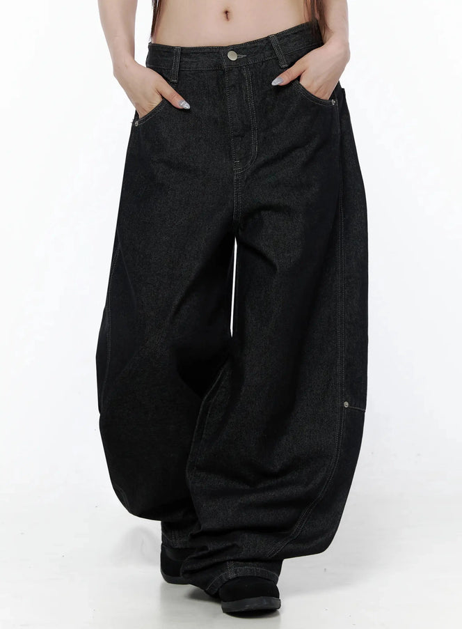 Maelani Rivet Wide Balloon Jeans IL502 Black front close-up waist shot on model hands in pockets, showing button closure, contrast stitching and front pocket detail
