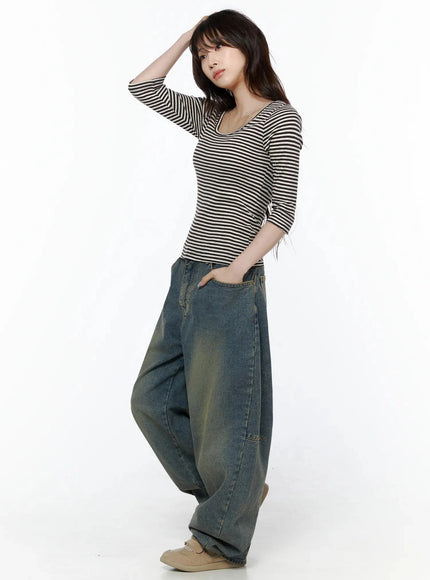 Marion Washed Wide-Leg Jeans IL506 Dark blue side view on model hand in pocket, showing extreme wide-leg volume, carpenter seam on outer thigh, and vintage wash fade