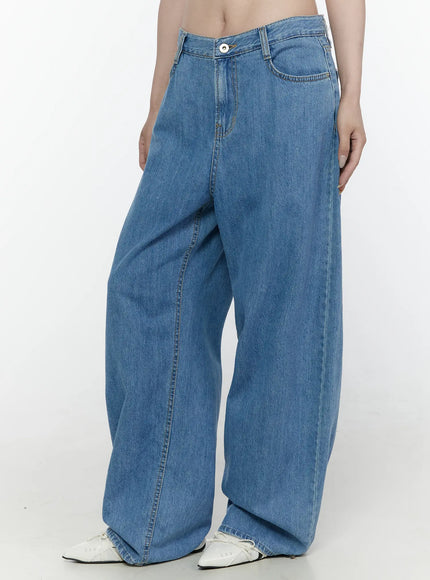 Max Wide Leg Jeans IL521 Blue side view on model showing relaxed wide-leg denim styled with white layered camisole top and black tote bag