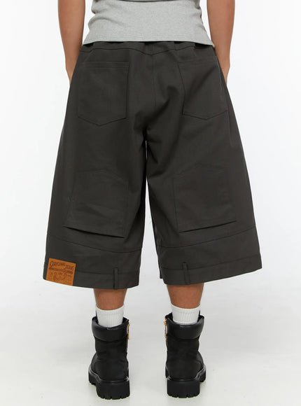 LEWKIN Men's Baggy Cargo Shorts (Dark Gray) IL515 Dark Gray back view on model showing multi-pocket design, cuffed hem, and leather patch label