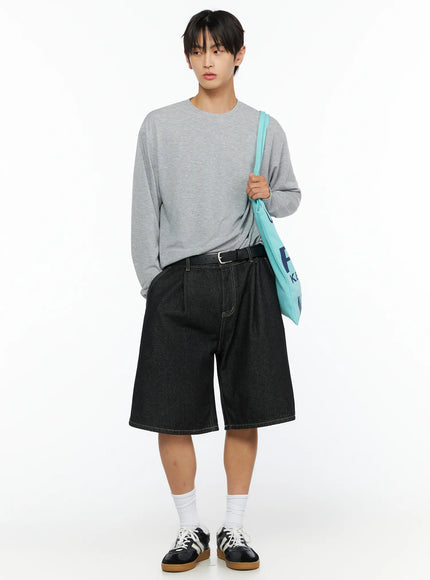 Men's Basic Long Sleeve T-Shirt IL528 Gray front shot on male model carrying mint tote bag over shoulder styled with black denim shorts
