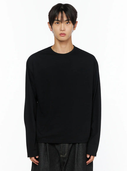 Men's Basic Long Sleeve T-Shirt IL528 Black close-up front shot on male model showing crew neck and clean solid jersey fabric with relaxed fit