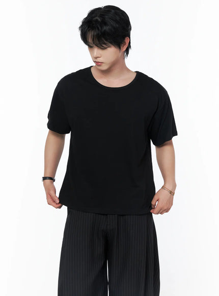 Men's Basic U-Neck T-Shirt IU523 Black cropped front shot on male model looking down showing U-neckline boxy silhouette and soft cotton fabric