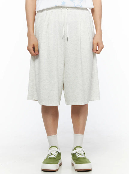 LEWKIN Men's Bermuda Sweat Shorts (Light Gray) IL514 Light gray front crop shot on model showing elastic drawstring waistband and wide-leg melange knit fabric