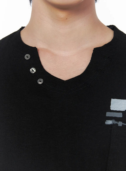 Men's Button Detail Logo T-Shirt IL502 Black close-up detail of distressed split V-neck with three metal snap buttons and REPLAY-DNM graphic print on chest