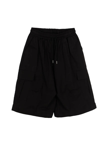 Men's Cargo Bermuda Shorts IL513 Black flat-lay front view showing elastic drawstring waistband, double-flap cargo pockets, wide-leg cut, and clean fabric texture