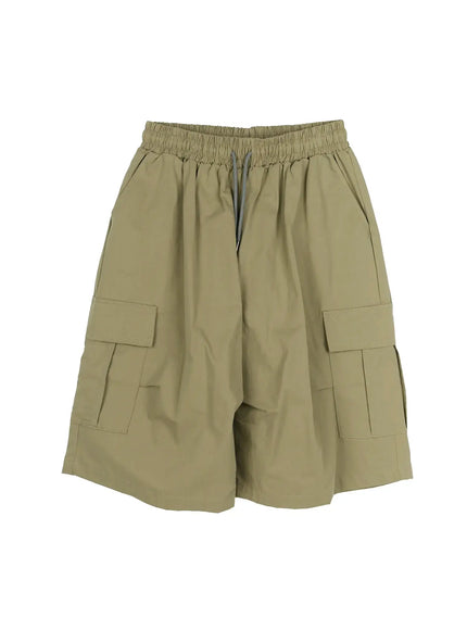 Men's Cargo Shorts IL513 Dark green flat-lay front view showing elastic drawstring waistband, dual flap cargo pockets, wide-leg cut, lightweight nylon fabric