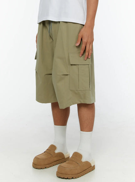 Men's Cargo Shorts IL513 Dark green close-up side view on model showing flap cargo pocket detail and drawstring waistband, relaxed fit nylon fabric