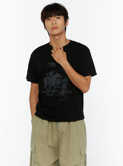 Men's Casual Graphic Print T-Shirt IL513 Black front close-up shot on male model with hand raised to collar showing dark-on-black distressed horse graphic print