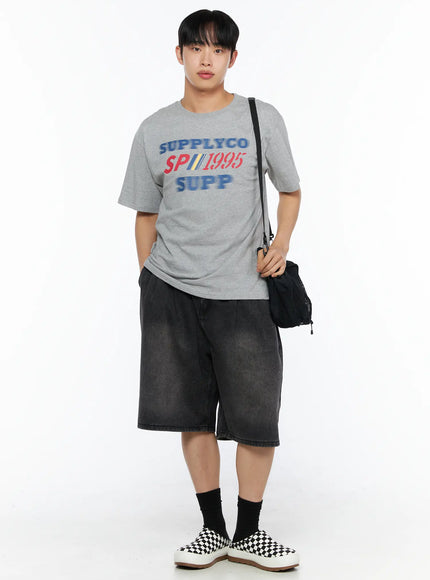 Men's Casual Graphic Tee IL514 Gray full-body front shot on male model holding crossbody bag styled with black washed denim shorts and checkered slip-ons