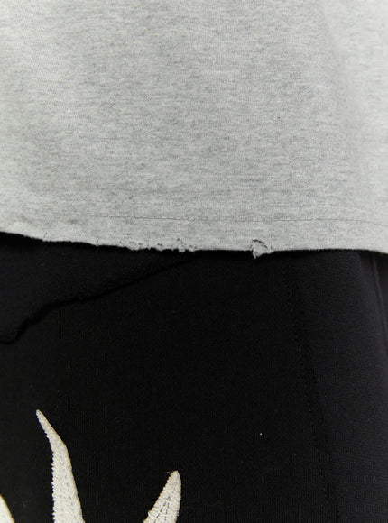 Men's Casual Sleeveless Top IL510 Gray close-up detail shot of distressed raw-cut hem edge and heathered cotton jersey fabric texture
