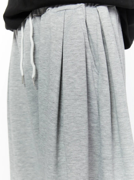 Men's Casual Sweat Shorts IL510 gray close-up detail of pleated waistband and white drawstring with silver metal aglet, heathered cotton jersey texture visible