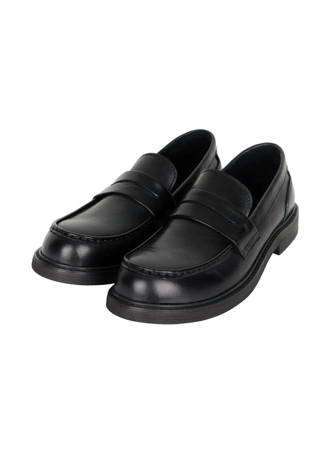 Men's Classic Antique Loafers IL507 Black flat product shot pair angled three-quarter view showing penny strap smooth leather upper and chunky sole