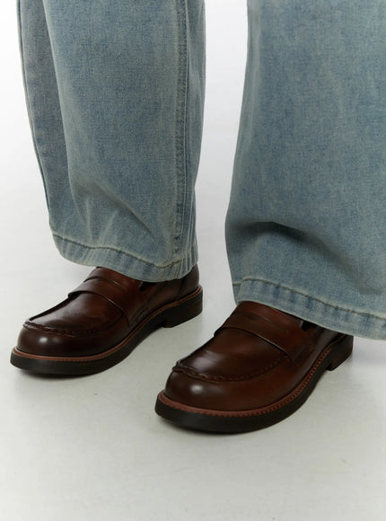 LEWKIN Men's Classic Antique Loafers IL507 Dark brown close-up shot on model wearing light blue wide-leg jeans showing penny strap and moc-toe leather detail