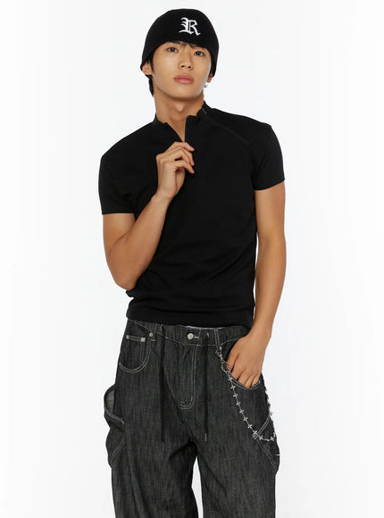 Men's Cross-Link Chain IL509 Silver front model shot styled on dark denim pants with black half-zip top and beanie hat, hand raised to zipper