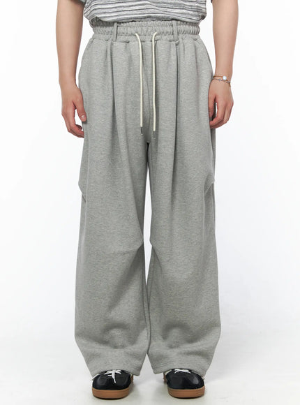 LEWKIN Men's Curved Fit Sweatpants (Gray) IL502 gray front crop shot on model showing elastic drawstring waistband and wide-leg fleece fabric