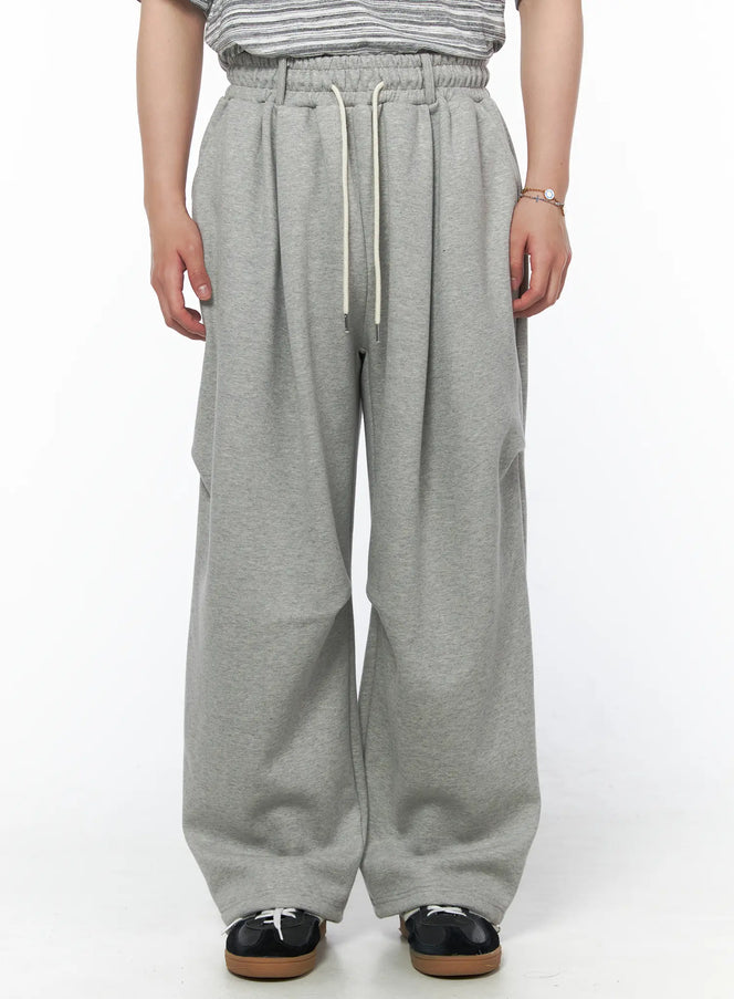LEWKIN Men's Curved Fit Sweatpants (Gray) IL502 gray front crop shot on model showing elastic drawstring waistband and wide-leg fleece fabric