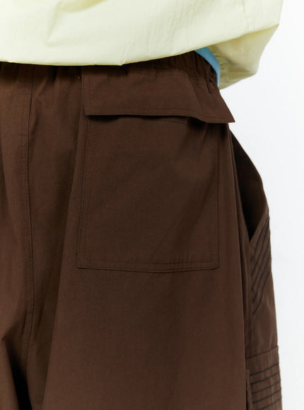 Men's Drawstring Cargo Shorts IL515 Brown close-up back detail of flap back pocket elastic waistband and ribbed cargo pocket stitching