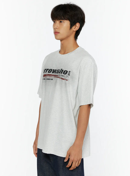 Men's Graphic Oversized T-Shirt IL515 Light Gray side shot on male model showing arrowshot street movements graphic print and raw-cut hem detail