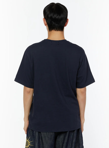 Men's Graphic Print T-Shirt IU529 Navy back shot on male model showing plain clean cotton back panel with crew neckline and dropped shoulder seams
