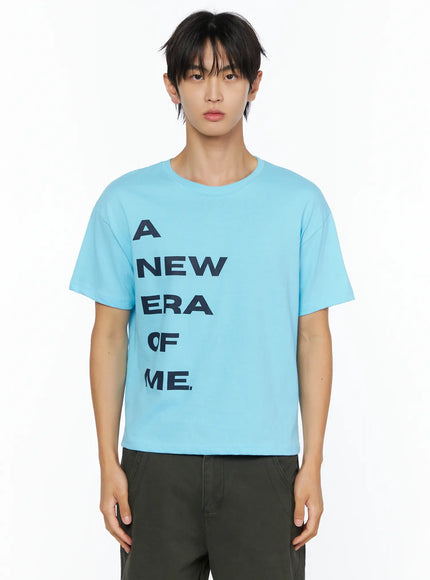 Men's Graphic Semi-Crop T-Shirt IL528 sky blue close-up front shot on male model waist-up with dark navy A NEW ERA OF ME graphic print on cotton jersey