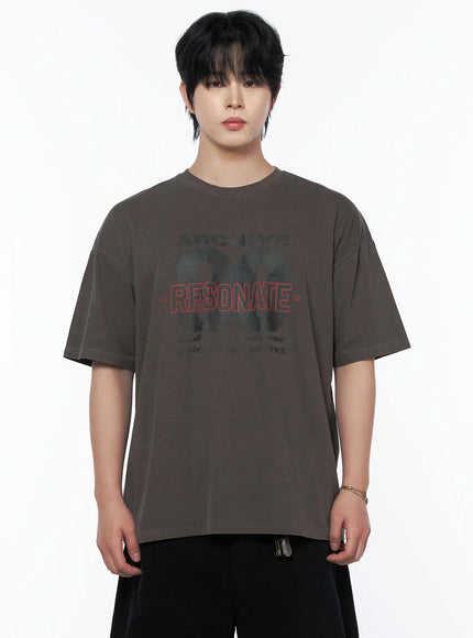Men's Graphic Short Sleeve T-Shirt IU523 dark brown front close-up crop on male model highlighting ARCHIVE 90 RESONATE faded graphic print and crew neckline