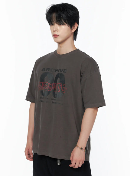 Men's Graphic Short Sleeve T-Shirt IU523 dark brown side view on male model showing ARCHIVE 90 RESONATE graphic print and dropped shoulder seam