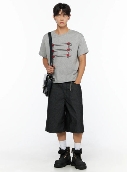 LEWKIN Men's Heart Graphic T-Shirt IL515 Gray full-body front shot on male model styled with black shorts cross chain bag and boots