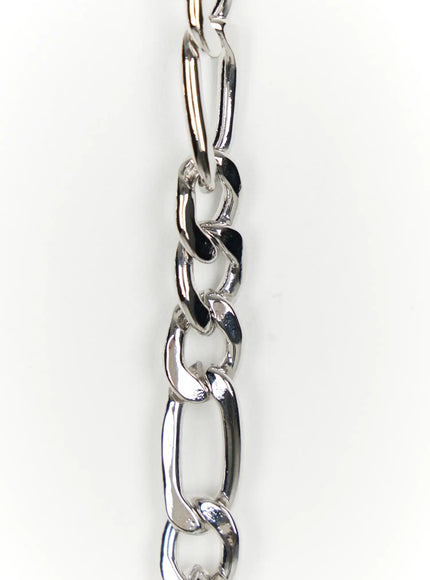 Men's Layered Cross Chain IL509 Silver extreme close-up of figaro chain links showing alternating oval and round links with high-polish silver metallic finish