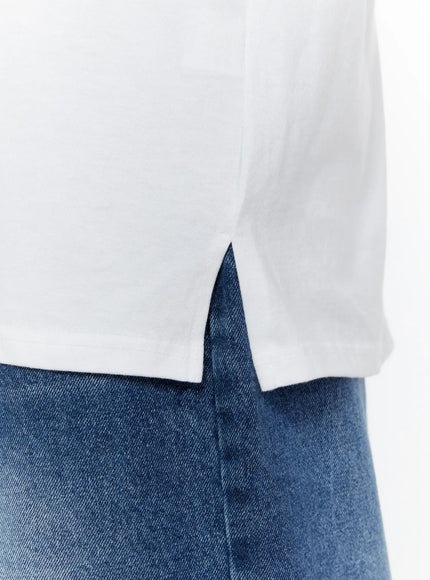 Men's Los Angeles Print Tank IL509 Light gray close-up detail of side hem slit showing cotton fabric texture and curved hem construction