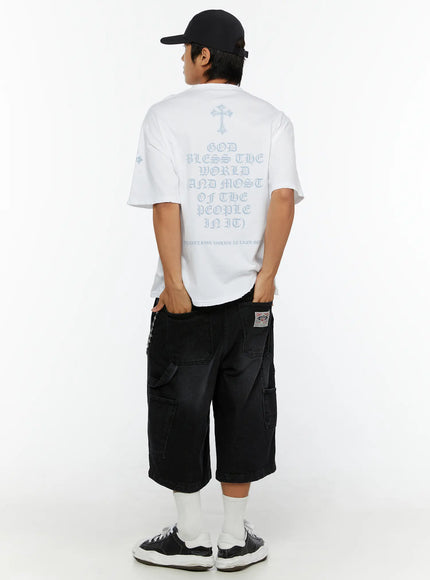 Men's Oversized Graphic T-Shirt IL513 White back full-body model shot with cap showing blue gothic back text print and raw hem styled with black shorts