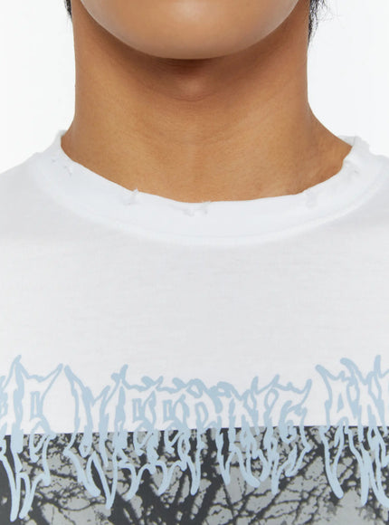 Men's Oversized Graphic T-Shirt IL513 White close-up detail shot of distressed crew neckline and blue gothic metal script print on chest