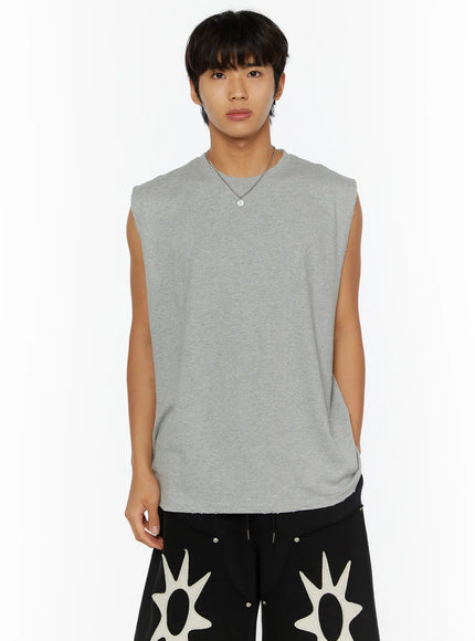 Men's Pendant Necklace IL510 Silver front shot on male model in gray sleeveless muscle tee showing silver curb chain with round star medallion pendant at chest