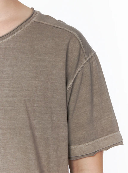 Men's Pigment Washed T-Shirt IU523 Khaki close-up detail of shoulder seam and rolled cuff showing washed cotton texture and raw-edge finishing on sleeve hem