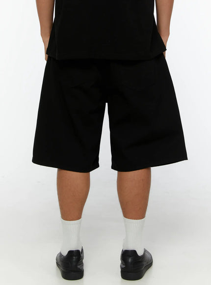 Men's Pintuck Bermuda Shorts IL515 Black back shot on male model showing straight wide-leg cut, clean back panel, and smooth fabric texture