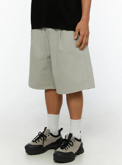 Men's Pintuck Cotton Shorts IL515 Light gray side close-up on model showing wide-leg fit, pintuck pleat detail, and side pocket with chunky sneakers