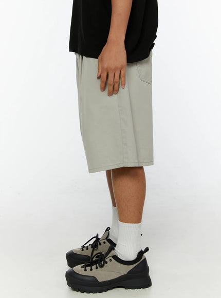 Men's Pintuck Cotton Shorts IL515 Light gray side view on model highlighting clean silhouette, cotton fabric texture, and knee-length hem with sneakers