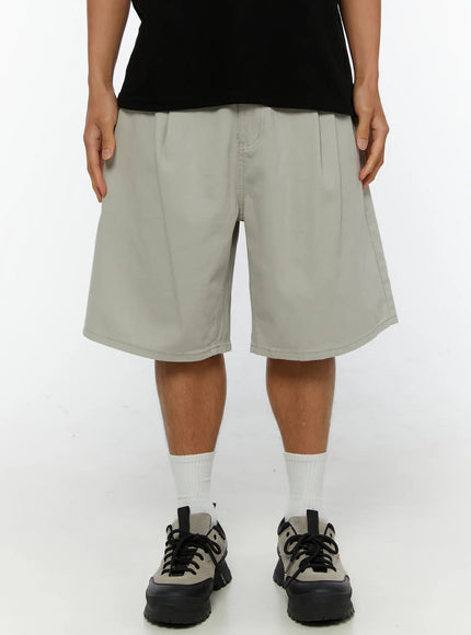 LEWKIN Men's Pintuck Cotton Shorts IL515 Light gray front close-up on model styled with black graphic tee and chunky sneakers, wide-leg silhouette