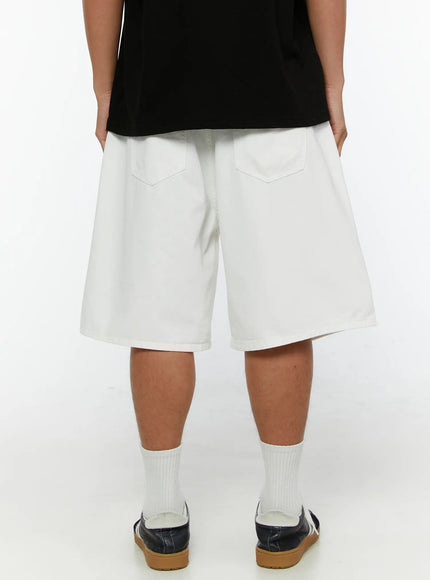 Men's Pintuck Wide-Fit Shorts IL515 White back view on male model showing two patch back pockets and wide-fit hem detail