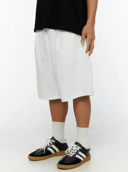 Men's Pintuck Wide-Fit Shorts IL515 White side view on male model showing relaxed wide-fit silhouette with pintuck detail and side pocket