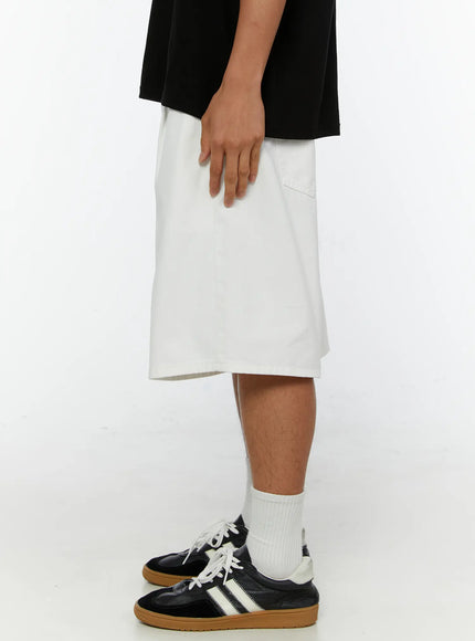 Men's Pintuck Wide-Fit Shorts IL515 White opposite side view on male model highlighting boxy wide-leg cut and clean cotton fabric texture