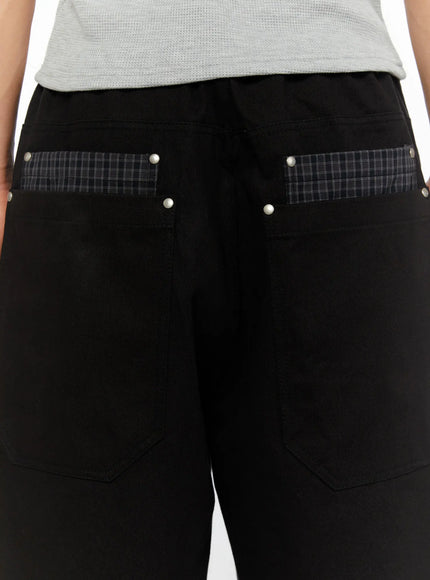 Men's Plaid Pocket Bermuda Shorts (Black) IL507 close-up detail of back waistband showing dual plaid-lined pockets with silver rivet studs and elastic waist